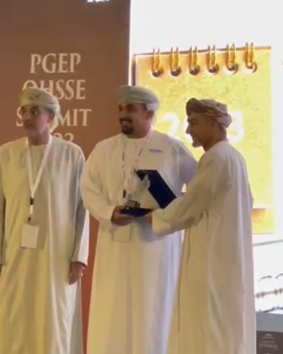 Mohamed Hamood Al Harthy receiving the award on stage at the PGEP QHSSE Summit 2023